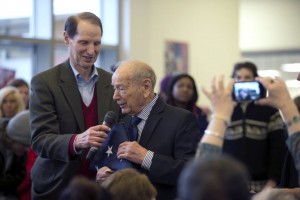 Navy veteran, 100, cheered for standing up to protesters at medal ceremony